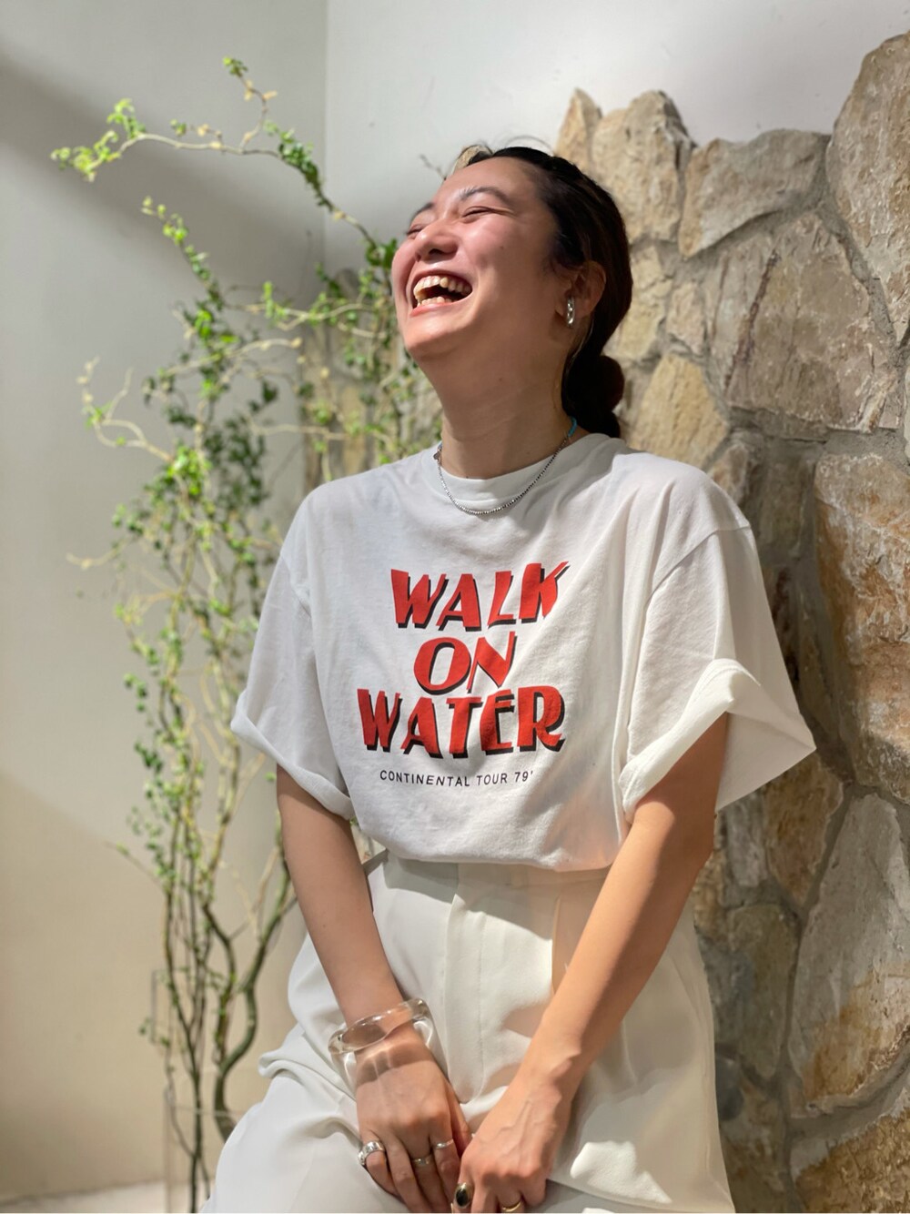 ホワイト系のその他パンツ、ホワイト系のTシャツ/カットソーを着用したレディースの春コーディネートの2枚目の写真