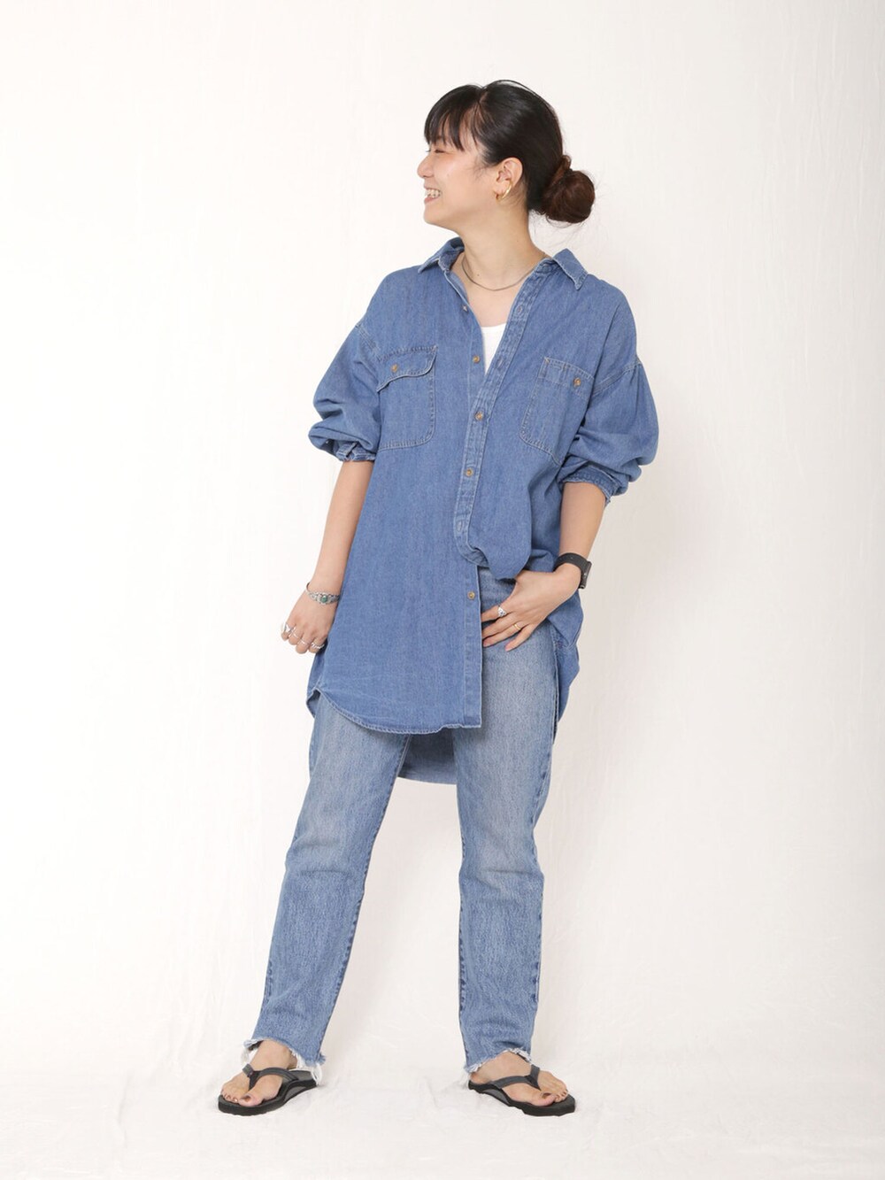 ブルー系のシャツ/ブラウス、ブルー系のデニムパンツを着用したレディースの秋コーディネートの2枚目の写真