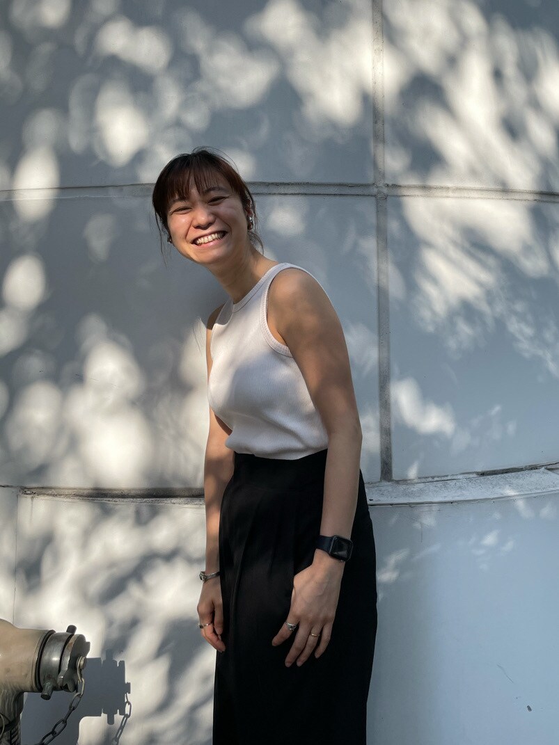 ブラック系のその他パンツ、ピンク系のTシャツ/カットソーを着用したレディースの春コーディネートの3枚目の写真