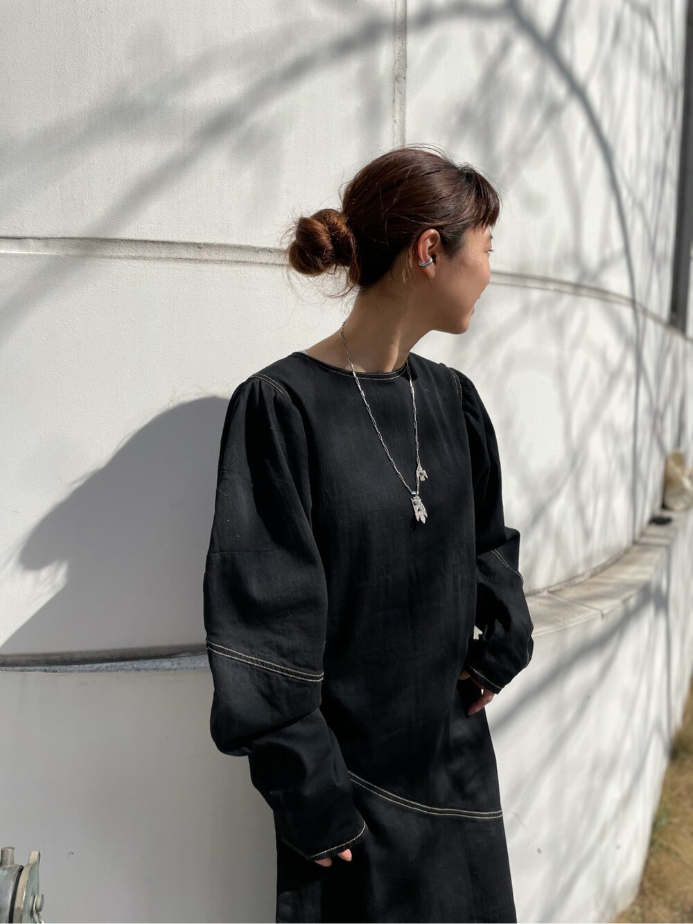 ブラック系のワンピースを着用したレディースの春コーディネートの3枚目の写真