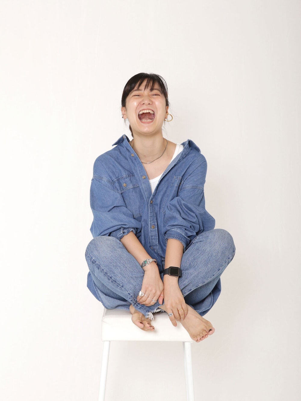 ブルー系のシャツ/ブラウス、ブルー系のデニムパンツを着用したレディースの秋コーディネートの3枚目の写真