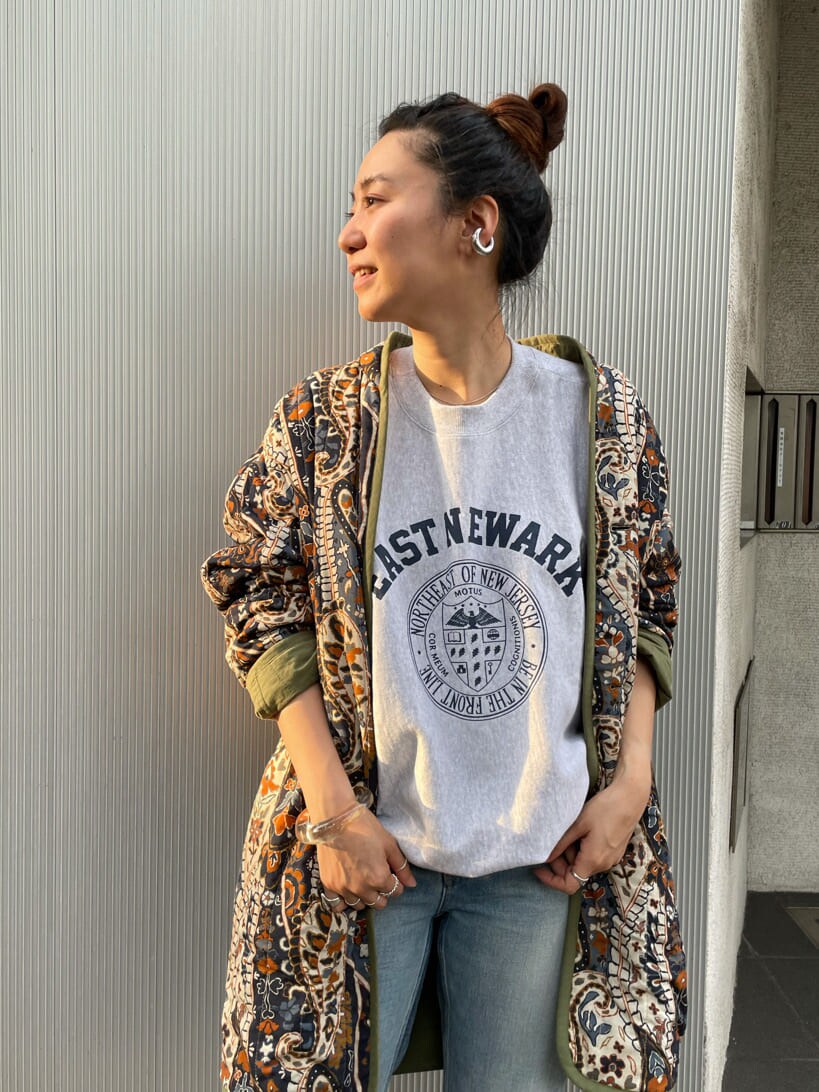 ベージュ系のブルゾンを着用したレディースの夏コーディネートの2枚目の写真