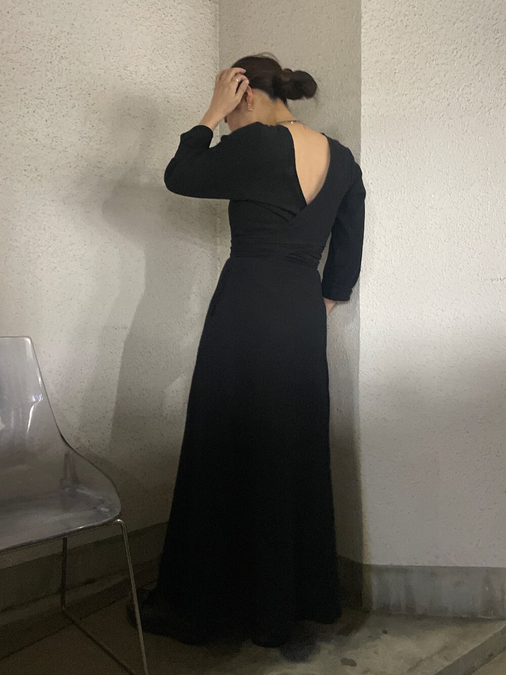 ブラック系のワンピースを着用したレディースの春コーディネートの2枚目の写真