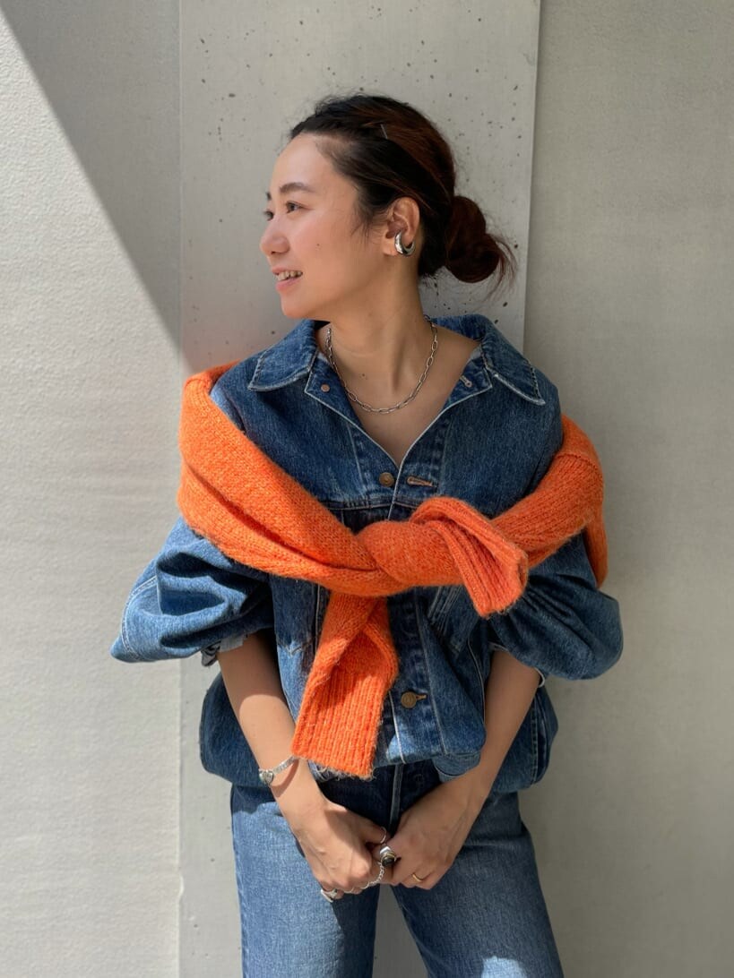 ホワイト系のサンダル、ブルー系のデニムジャケットを着用したレディースの夏コーディネートの2枚目の写真