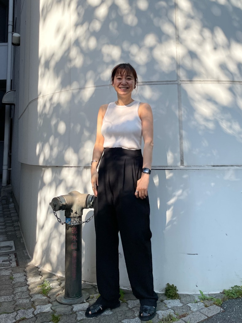 ブラック系のその他パンツ、ピンク系のTシャツ/カットソーを着用したレディースの春コーディネートの2枚目の写真