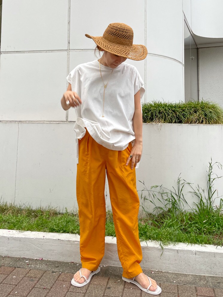 ホワイト系のサンダル、ホワイト系のTシャツ/カットソー、ブラウン系のハットを着用したレディースの春コーディネートの2枚目の写真