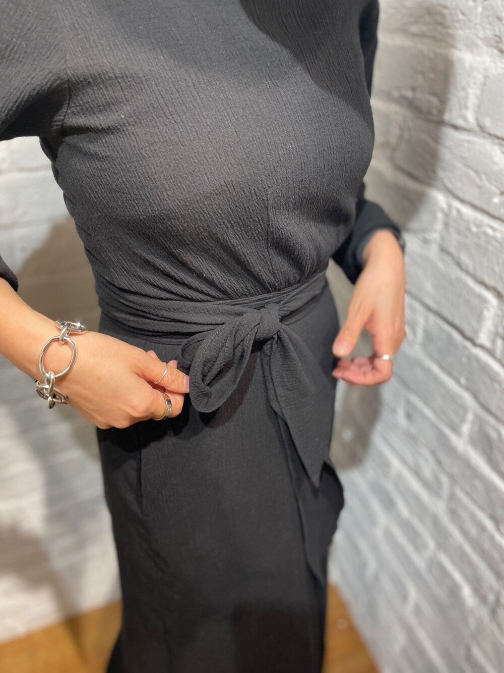 ブラック系のワンピースを着用したレディースの春コーディネートの4枚目の写真