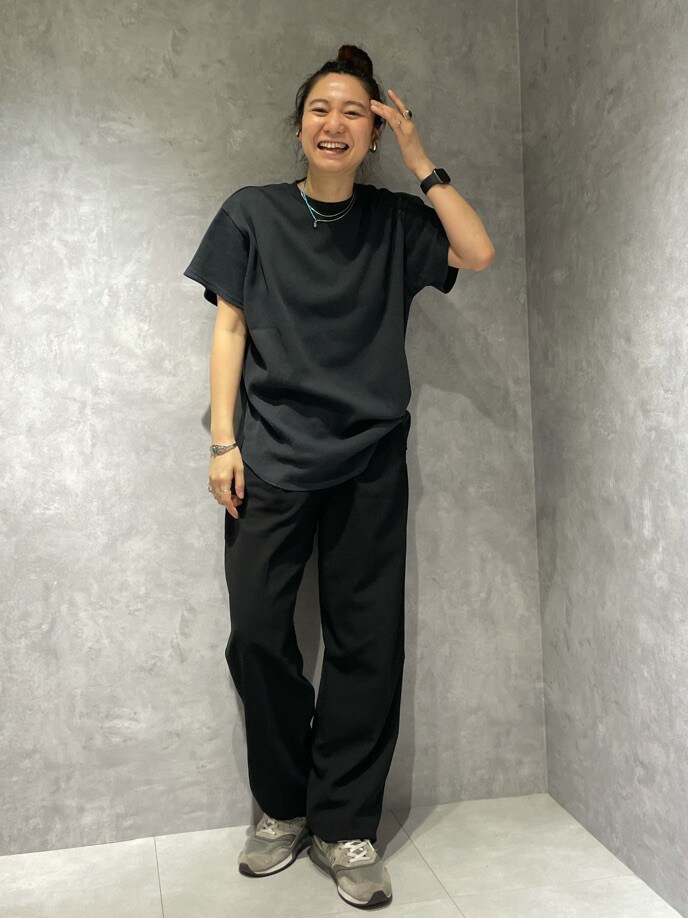 ブラック系のその他パンツ、グレー系のTシャツ/カットソーを着用したレディースの春コーディネートの2枚目の写真