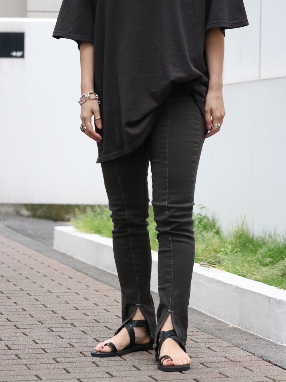 グレー系のTシャツ/カットソー、ホワイト系のハットを着用したレディースの春コーディネートの2枚目の写真