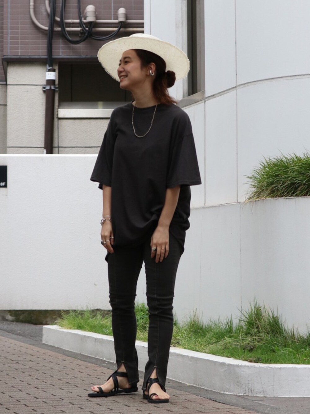 グレー系のTシャツ/カットソー、ホワイト系のハットを着用したレディースの春コーディネートの3枚目の写真