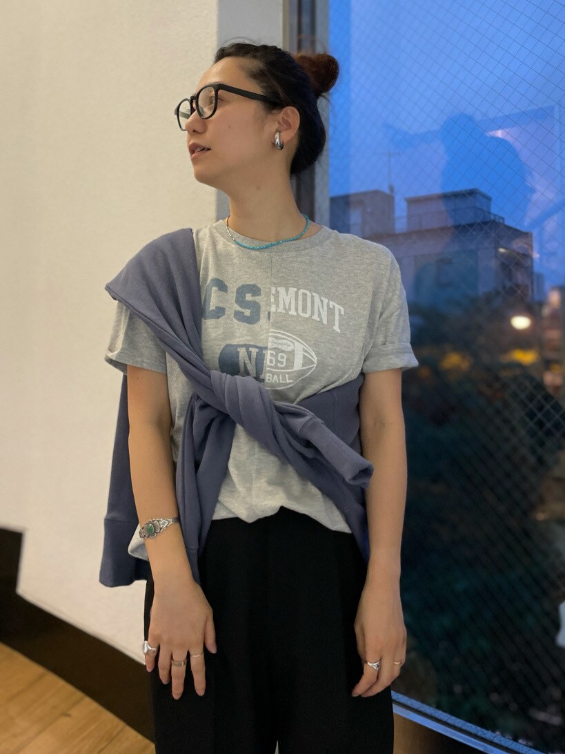 グレー系のTシャツ/カットソー、ブラック系のサンダル、ブラック系のその他パンツを着用したレディースの春コーディネートの2枚目の写真