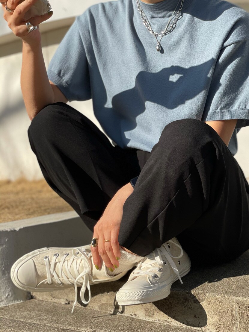 ブルー系のニット/セーターを着用したレディースの春コーディネートの3枚目の写真