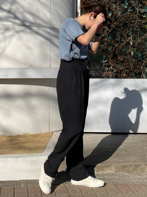 ブルー系のニット/セーターを着用したレディースの春コーディネートの2枚目の写真