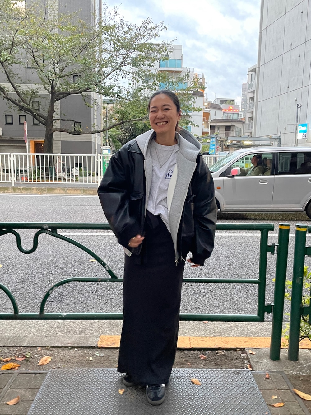 ブラック系のブルゾン、グレー系のパーカーを着用したレディースの秋コーディネートの2枚目の写真