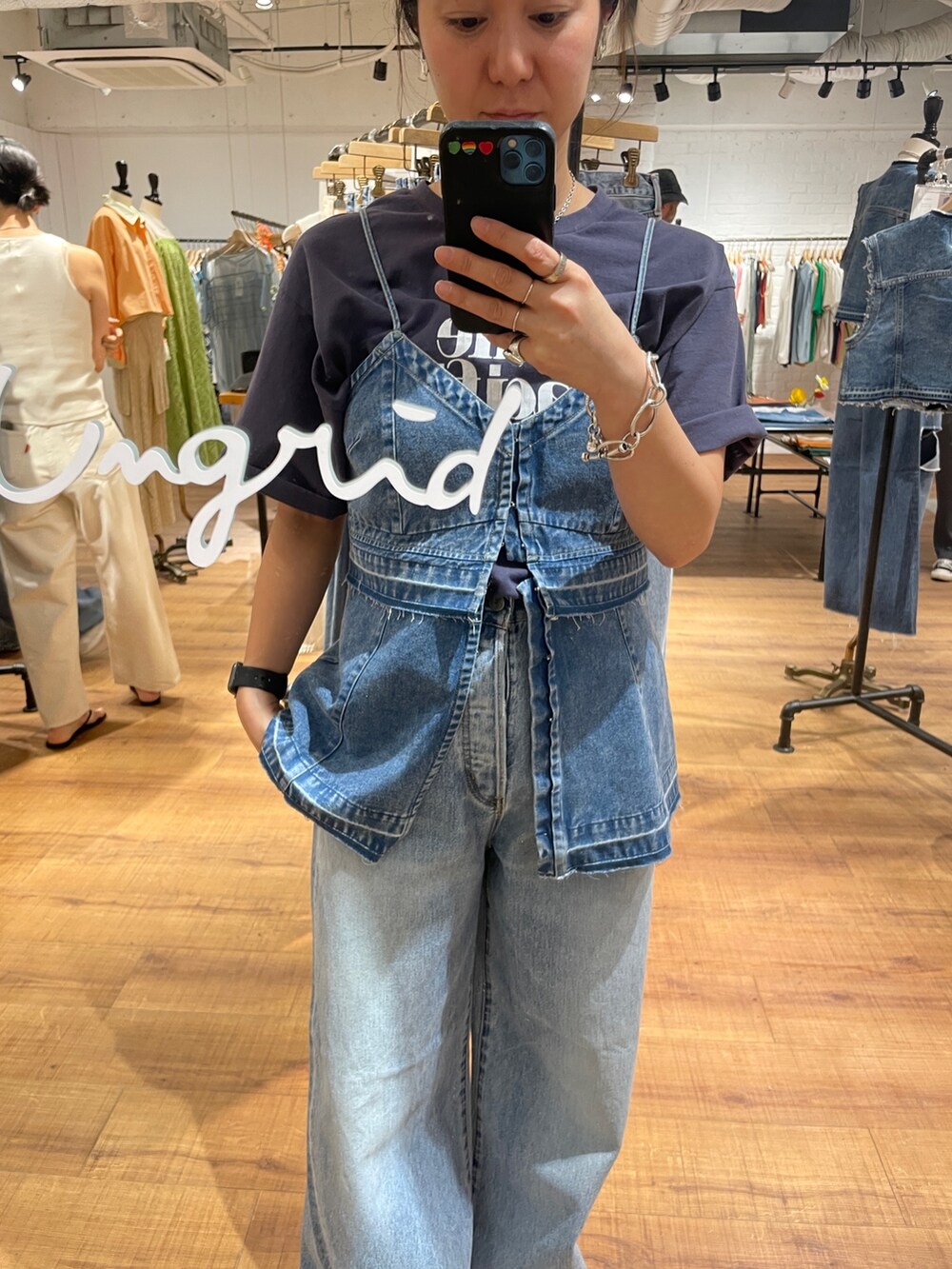 ブルー系のキャミソール、ブルー系のTシャツ/カットソー、ブルー系のデニムパンツを着用したレディースの冬コーディネートの2枚目の写真