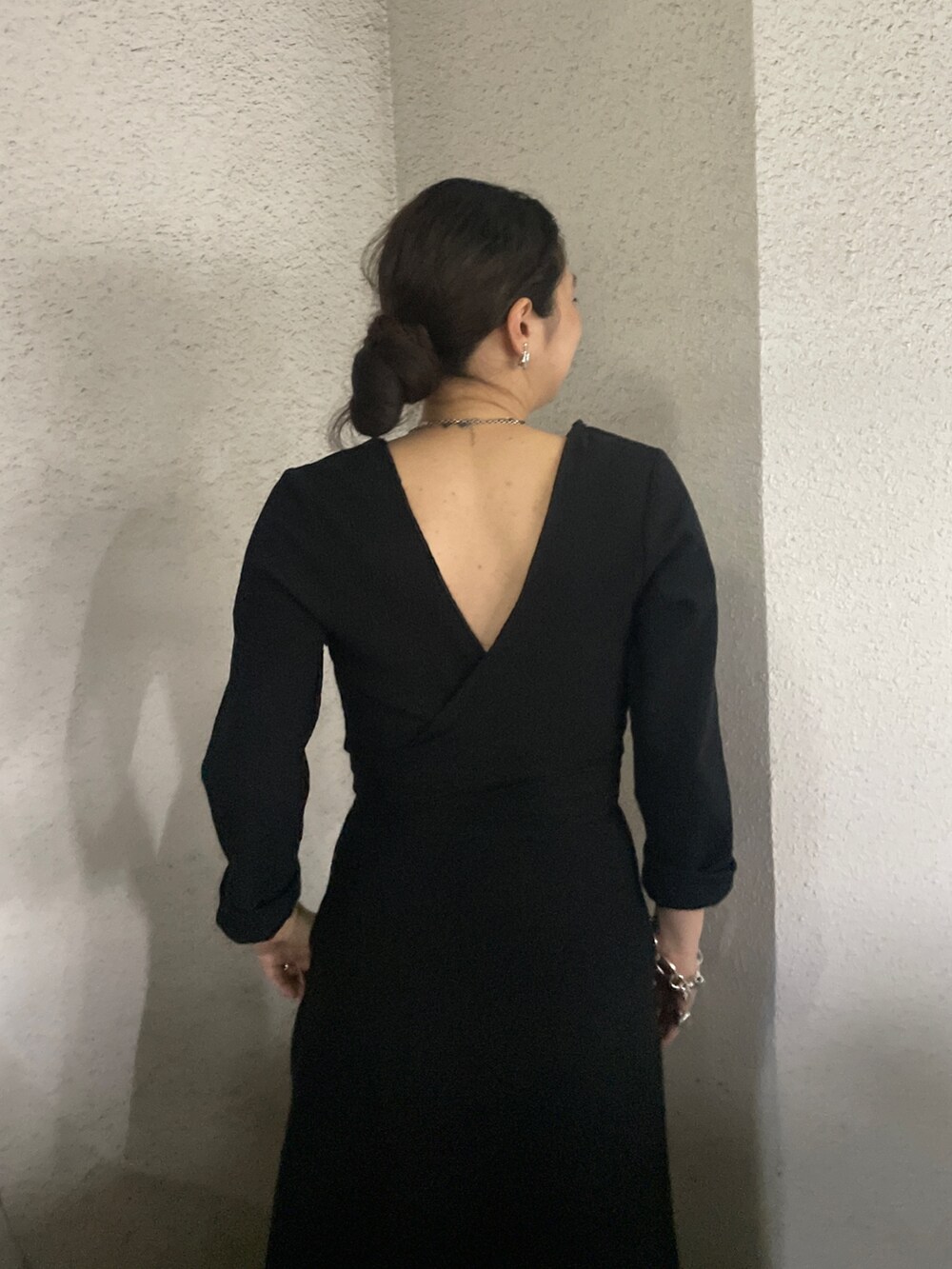 ブラック系のワンピースを着用したレディースの春コーディネートの3枚目の写真