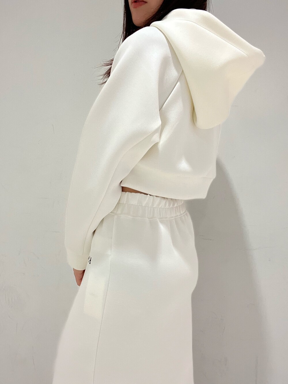 ホワイト系のTシャツ/カットソー、ホワイト系のスカート、グレー系のスニーカーを着用したレディースの春コーディネートの4枚目の写真