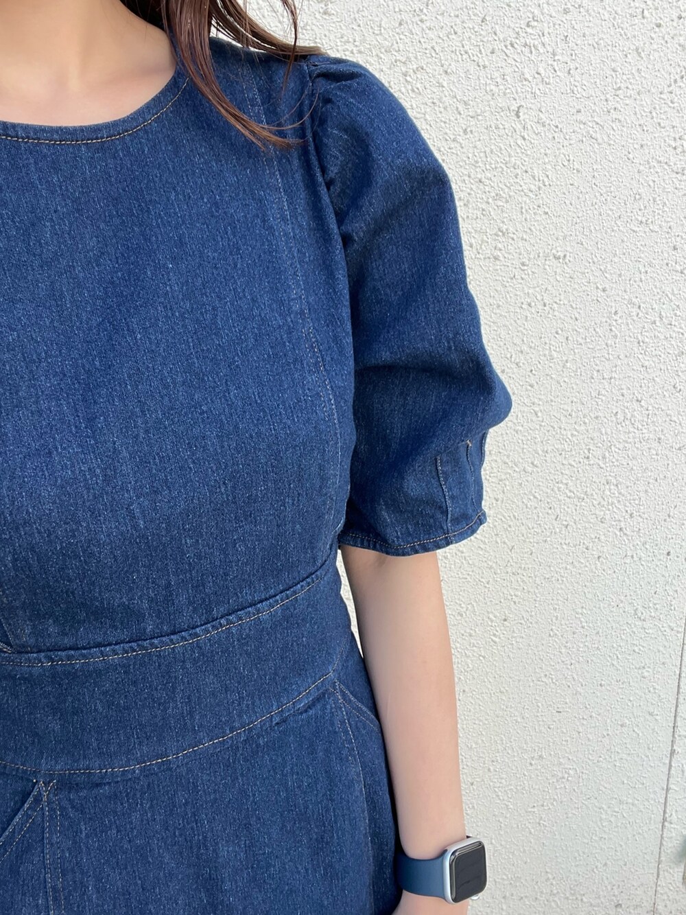 ブルー系のワンピース、シルバー系のハンドバッグ、ホワイト系のサンダルを着用したレディースの春コーディネートの7枚目の写真