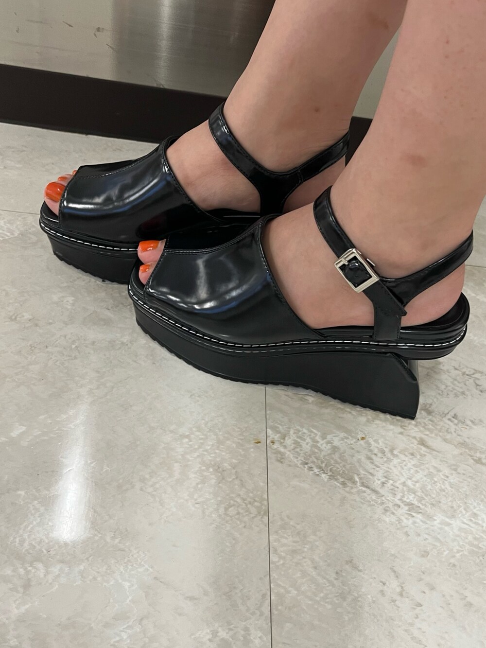 ブラック系のベスト、グレー系のニット/セーター、ブラック系のスカートを着用したレディースの夏コーディネートの5枚目の写真