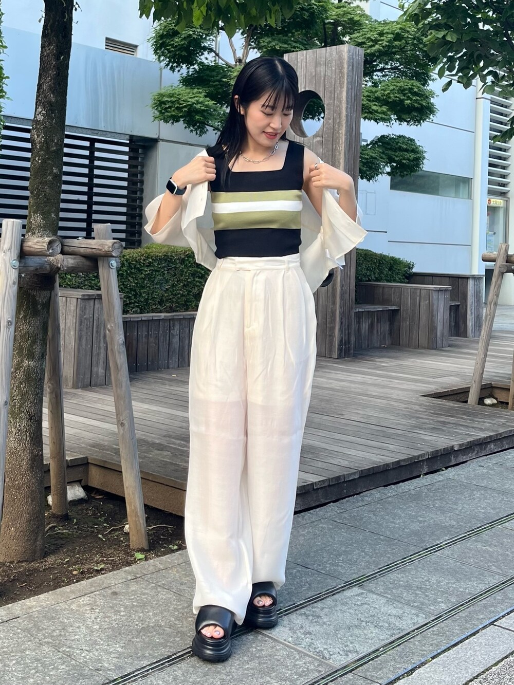 ホワイト系のシャツ/ブラウス、その他のニット/セーター、ホワイト系のその他パンツを着用したレディースの夏コーディネートの4枚目の写真