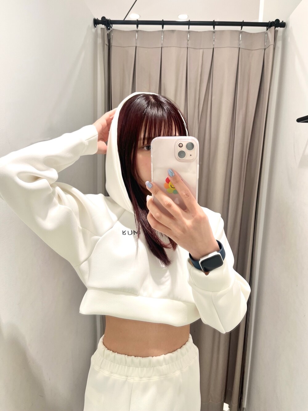 ホワイト系のTシャツ/カットソー、ホワイト系のスカート、グレー系のスニーカーを着用したレディースの春コーディネートの5枚目の写真