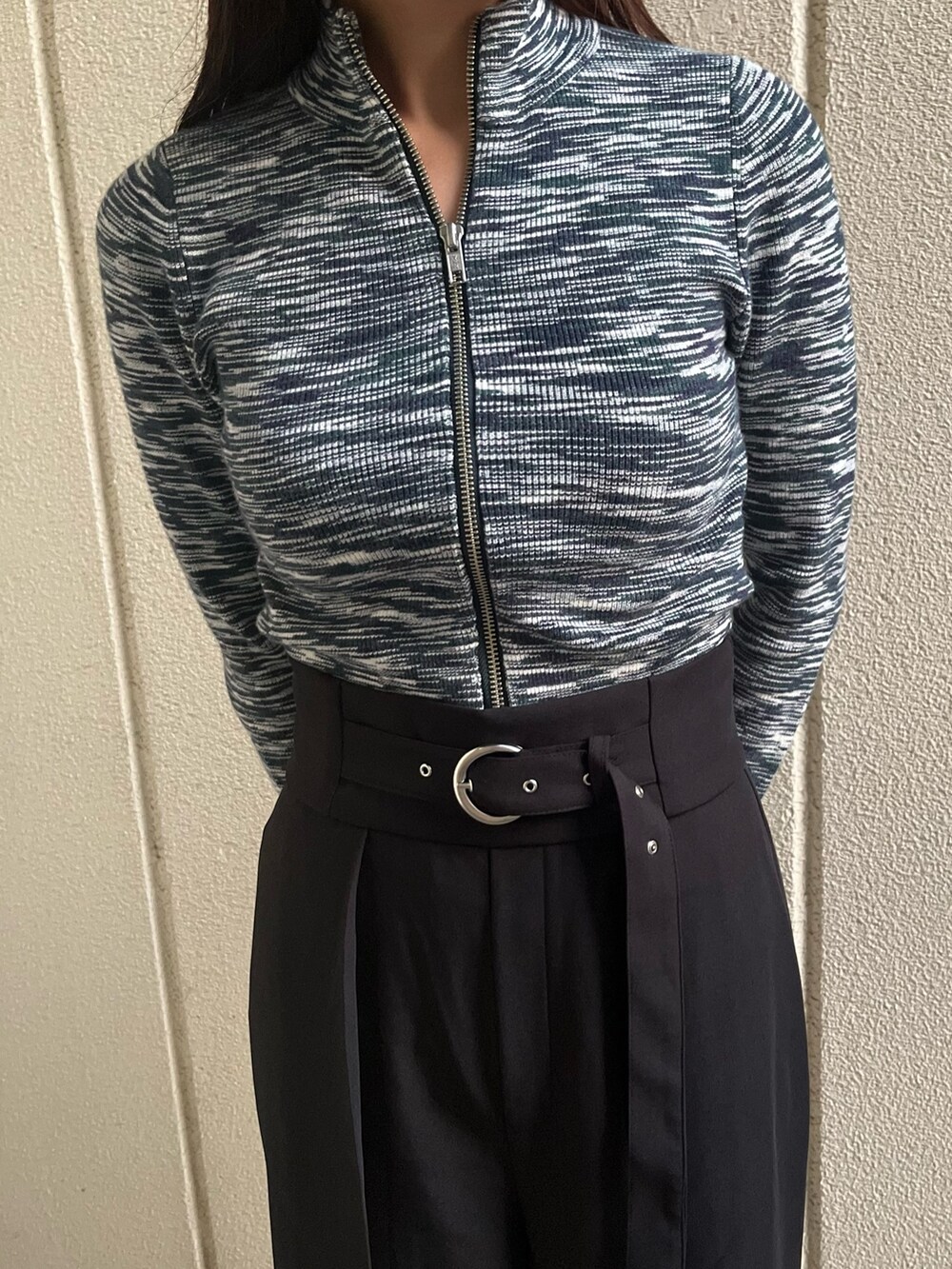 ブルー系のニット/セーター、ブラック系のその他パンツを着用したレディースの秋コーディネートの4枚目の写真