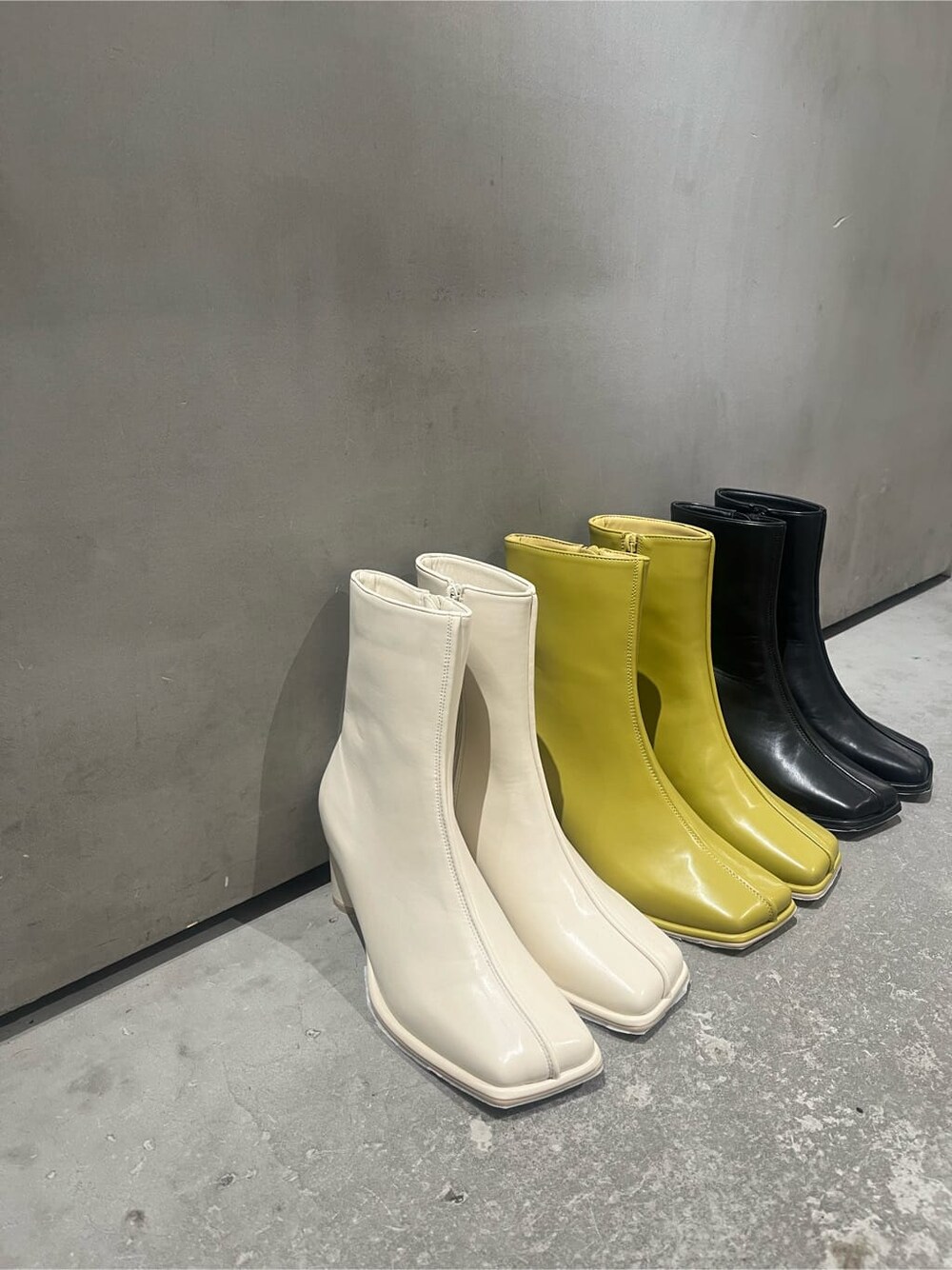 ホワイト系のシャツ/ブラウス、グレー系のテーラードジャケット、ブルー系のデニムパンツを着用したレディースの夏コーディネートの7枚目の写真