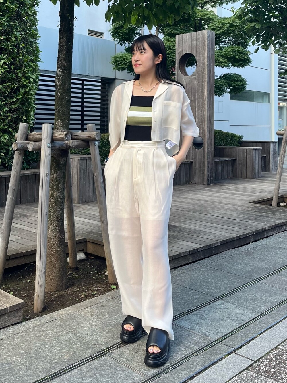 ホワイト系のシャツ/ブラウス、その他のニット/セーター、ホワイト系のその他パンツを着用したレディースの夏コーディネートの3枚目の写真