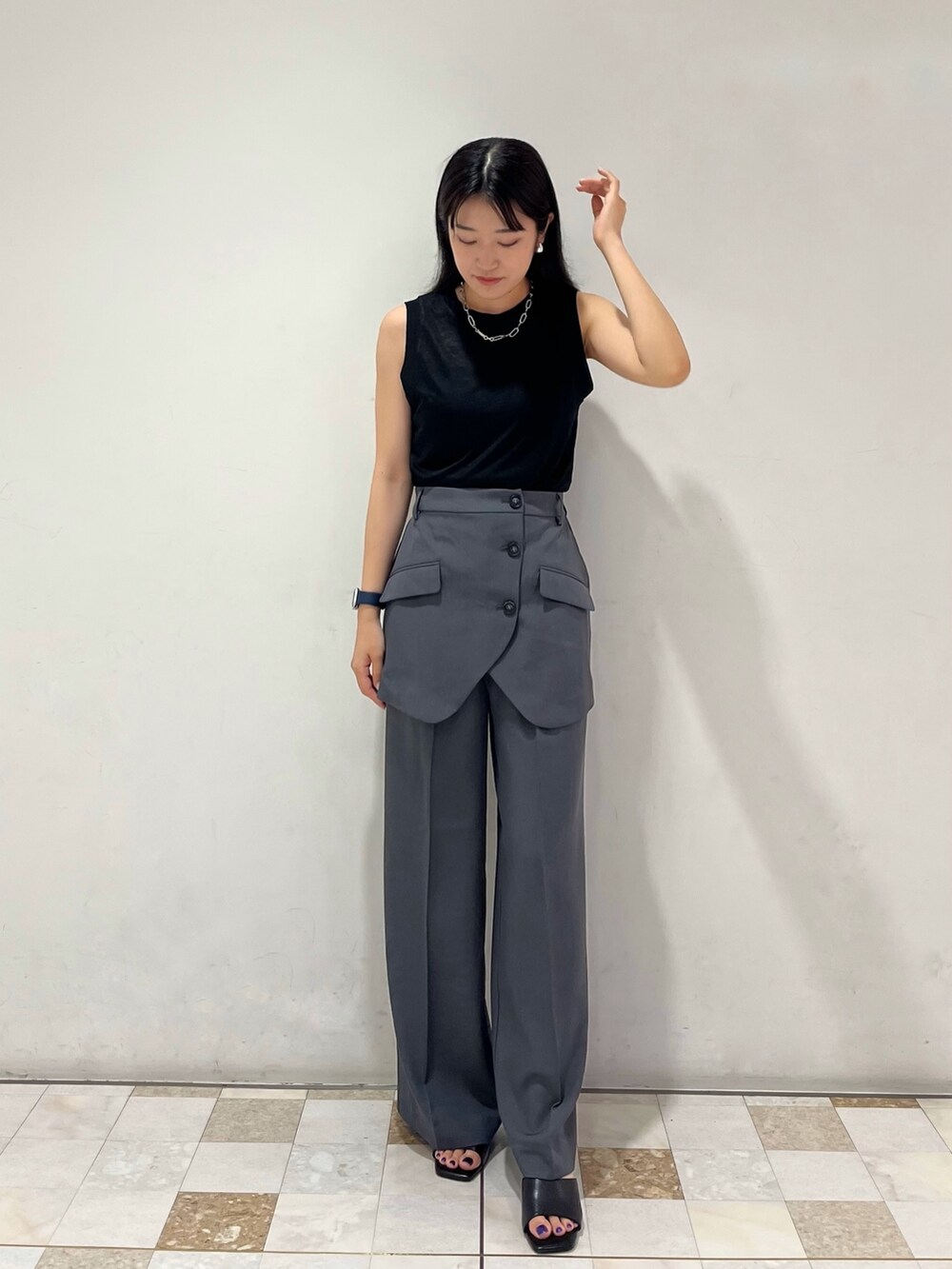 グレー系のその他パンツ、ブラック系のサンダルを着用したレディースの夏コーディネートの2枚目の写真