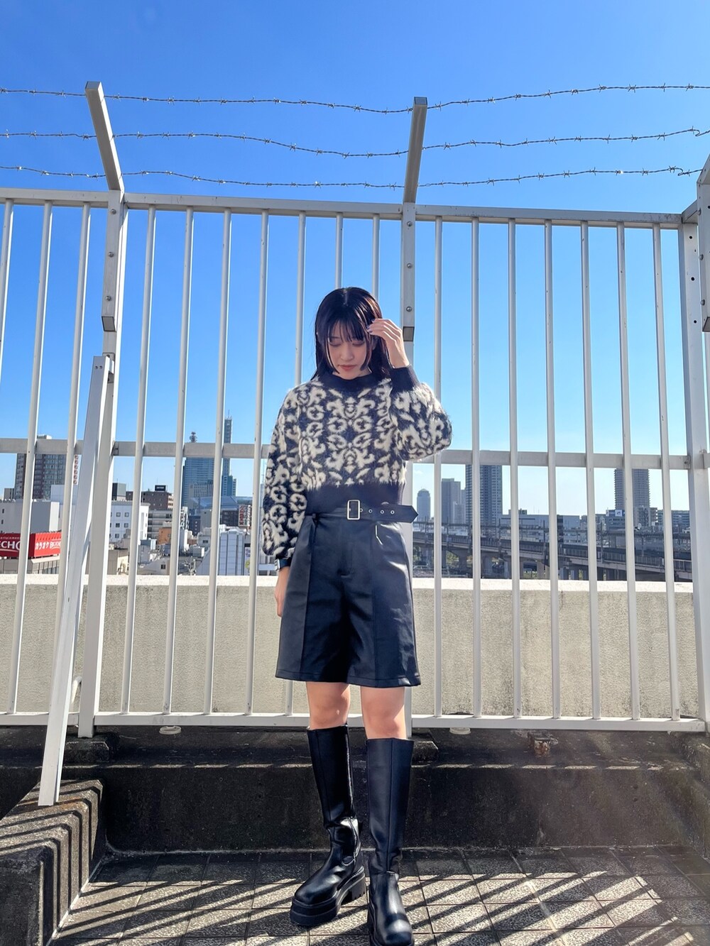 ブラック系のニット/セーター、ブラック系のその他パンツ、ブラック系のブーツを着用したレディースの秋コーディネートの3枚目の写真