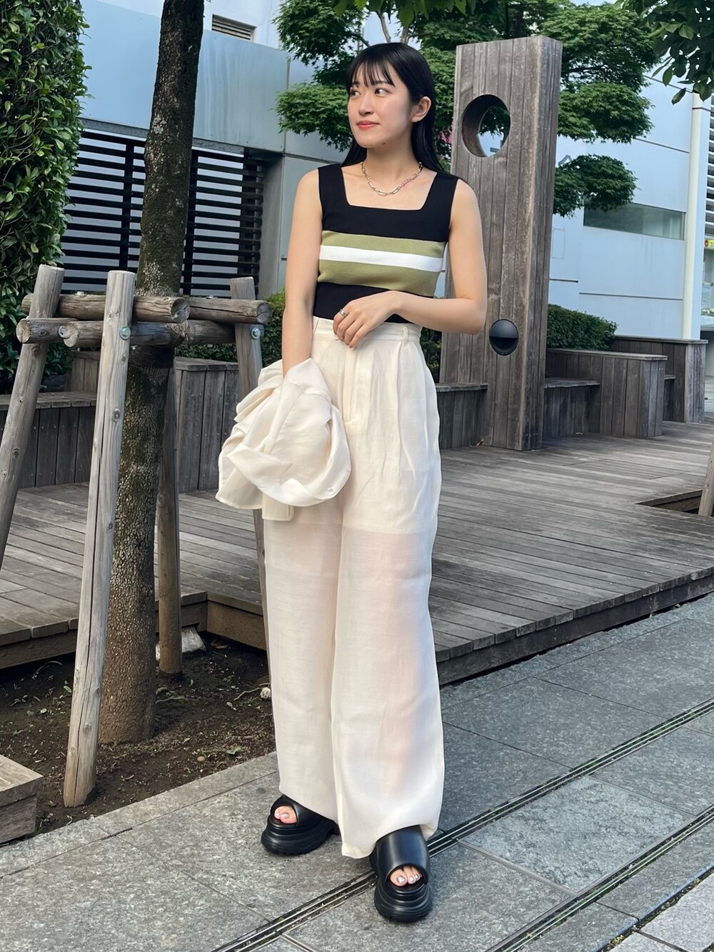 ホワイト系のシャツ/ブラウス、その他のニット/セーター、ホワイト系のその他パンツを着用したレディースの夏コーディネートの2枚目の写真