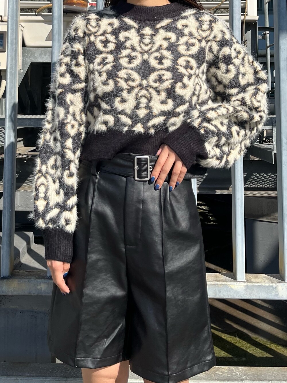 ブラック系のニット/セーター、ブラック系のその他パンツ、ブラック系のブーツを着用したレディースの秋コーディネートの6枚目の写真