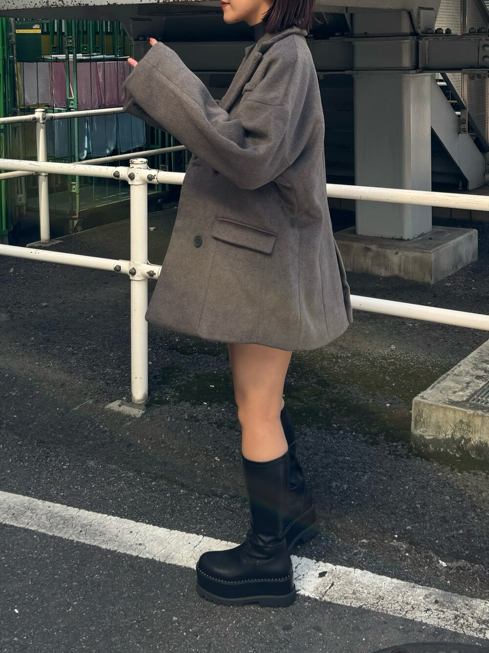 ブラック系のニット/セーター、ブラウン系のテーラードジャケット、ブラウン系のスカートを着用したレディースの秋コーディネートの4枚目の写真