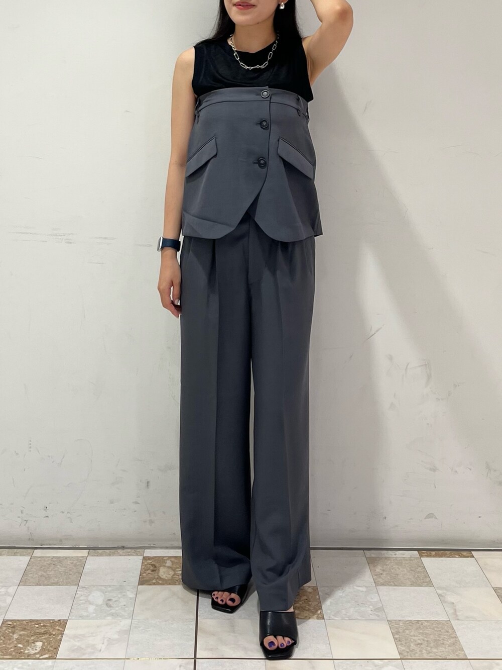 グレー系のその他パンツ、ブラック系のサンダルを着用したレディースの夏コーディネートの4枚目の写真