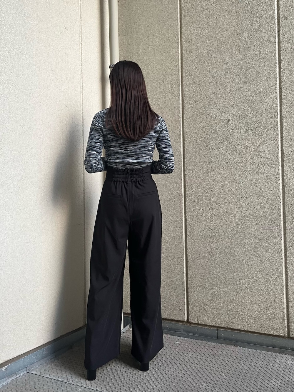 ブルー系のニット/セーター、ブラック系のその他パンツを着用したレディースの秋コーディネートの3枚目の写真