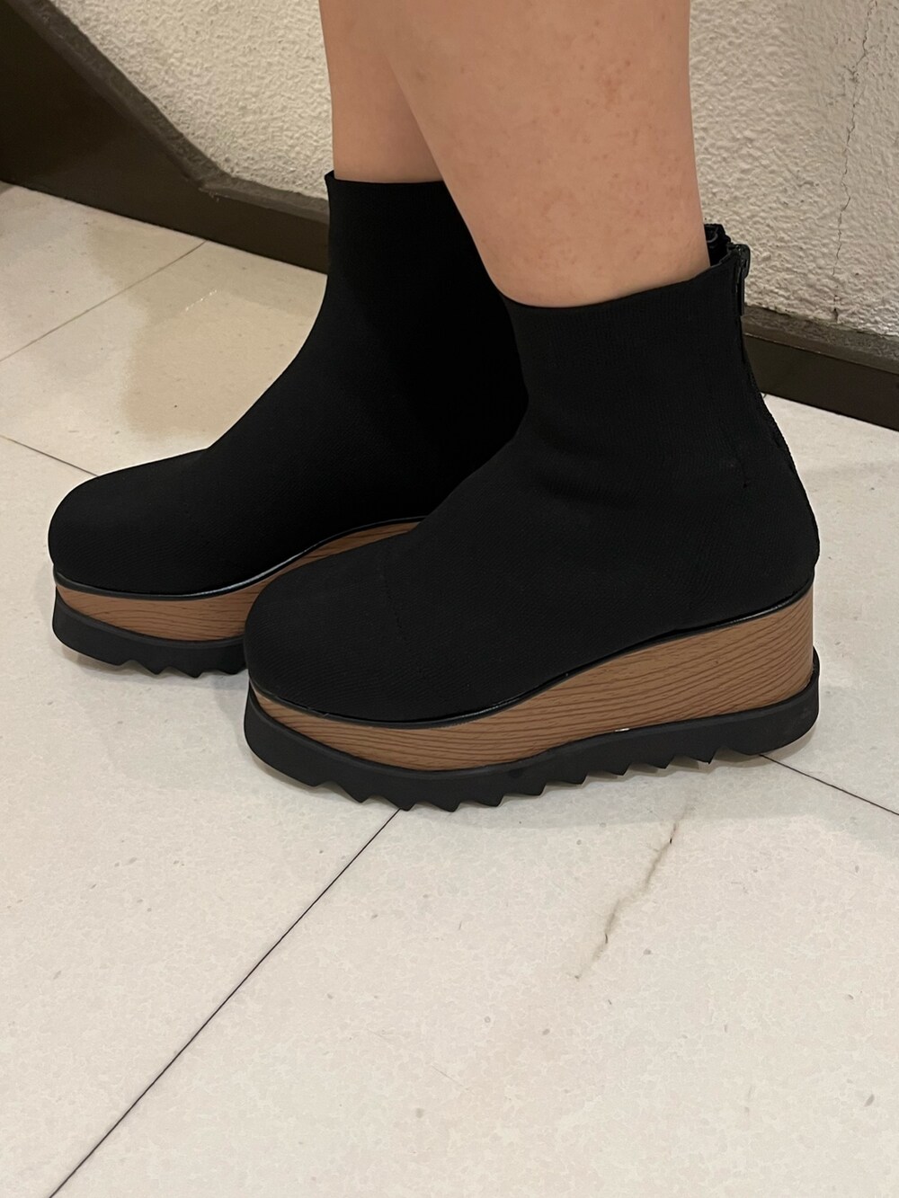 「セットアップ、ツイード、ツイードジャケット、ツイードパンツ、デニムジャケット、ジャケット、ショートパンツ、キュロット、ハイウエスト、ソックスブーツ、厚底シューズ、ブラックコーデ、フェミニン、デートコーデ、ムルーア(MURUA)」｜「MURUAのツイードミックスオーバージャケット（ブルゾン、ブラック系）」を使った、三木田真澄さん（レディース・159cm）の冬コーディネートの6枚目の写真