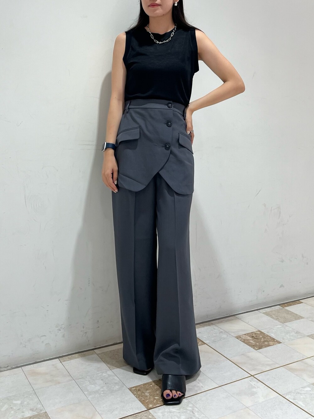 グレー系のその他パンツ、ブラック系のサンダルを着用したレディースの夏コーディネートの5枚目の写真