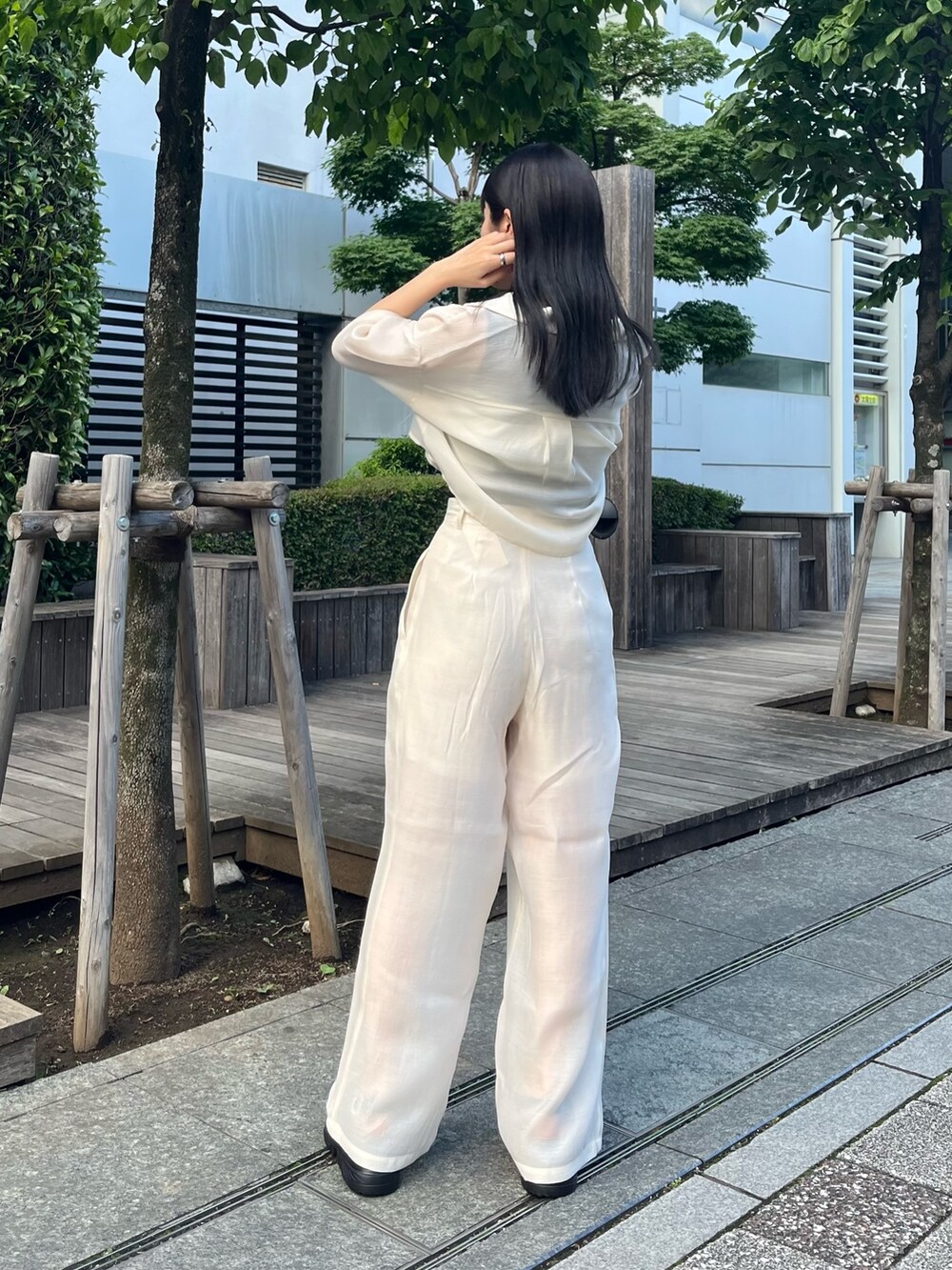 ホワイト系のシャツ/ブラウス、その他のニット/セーター、ホワイト系のその他パンツを着用したレディースの夏コーディネートの5枚目の写真