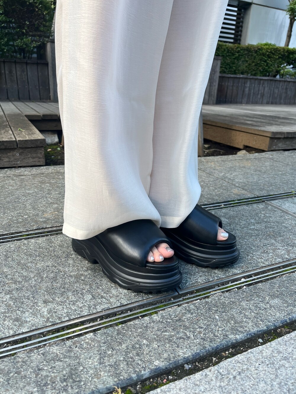 ホワイト系のシャツ/ブラウス、その他のニット/セーター、ホワイト系のその他パンツを着用したレディースの夏コーディネートの7枚目の写真