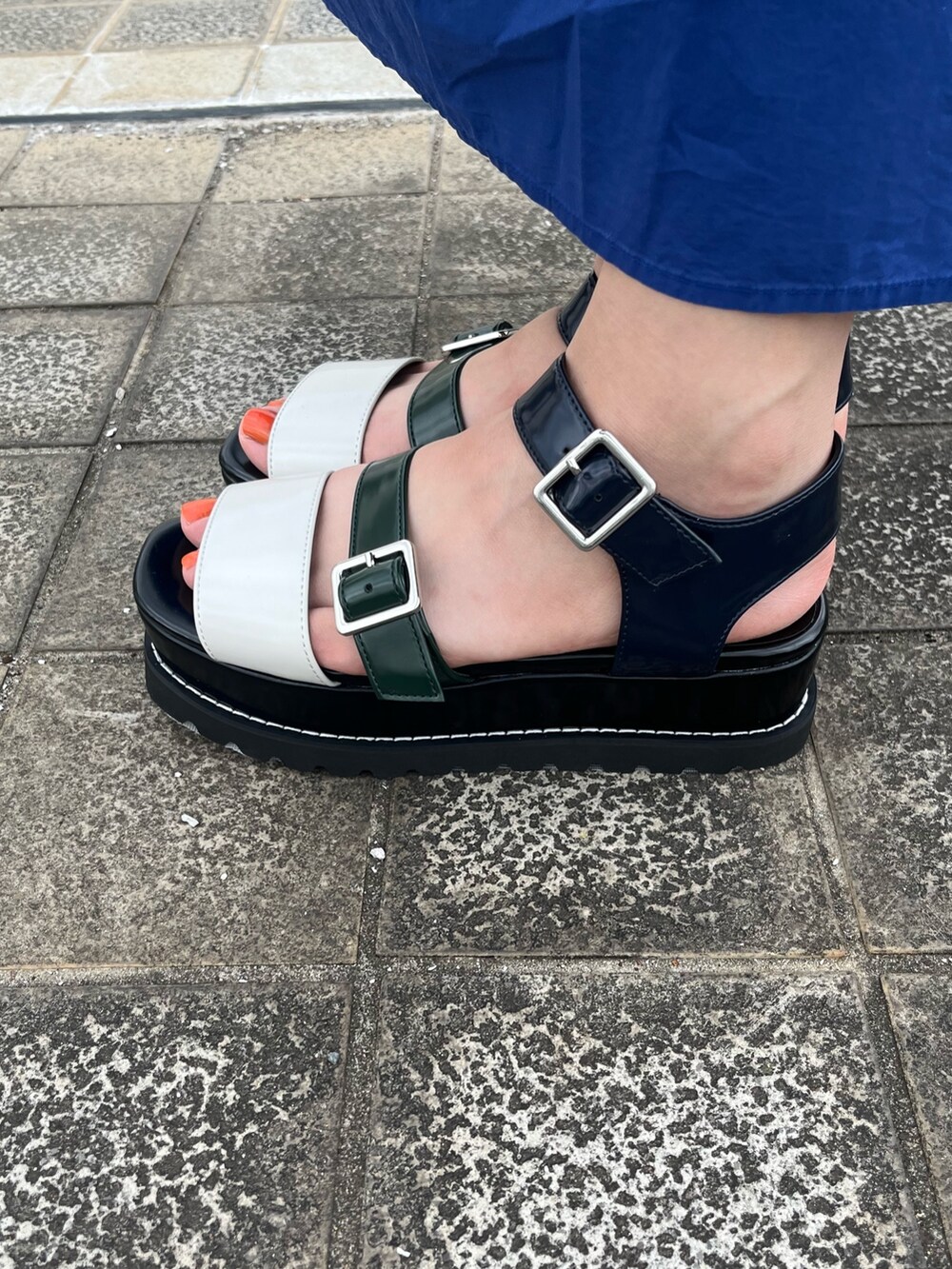 ブラック系のタンクトップ、ブルー系のスカートを着用したレディースの夏コーディネートの5枚目の写真