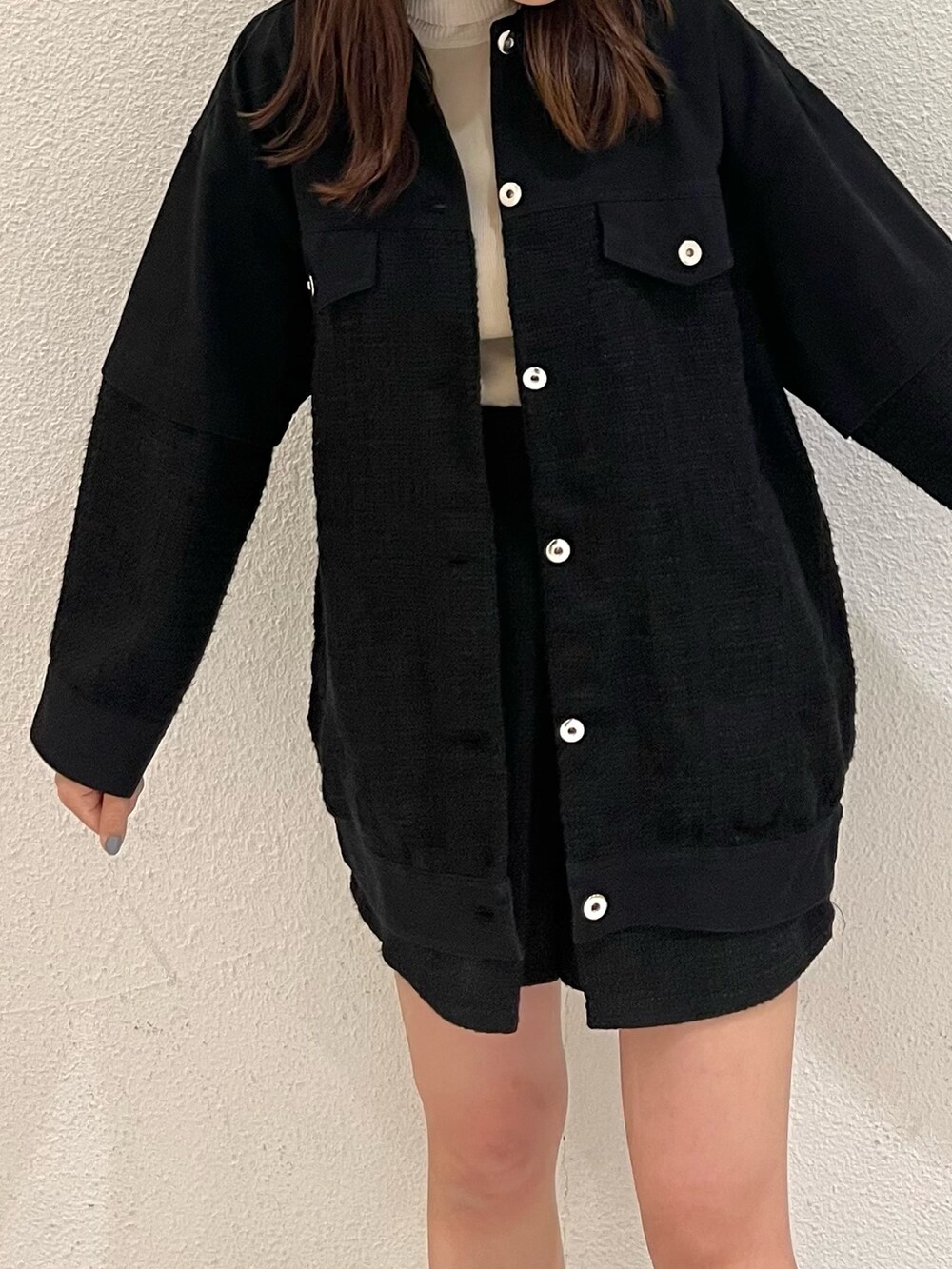 「セットアップ、ツイード、ツイードジャケット、ツイードパンツ、デニムジャケット、ジャケット、ショートパンツ、キュロット、ハイウエスト、ソックスブーツ、厚底シューズ、ブラックコーデ、フェミニン、デートコーデ、ムルーア(MURUA)」｜「MURUAのツイードミックスオーバージャケット（ブルゾン、ブラック系）」を使った、三木田真澄さん（レディース・159cm）の冬コーディネートの5枚目の写真