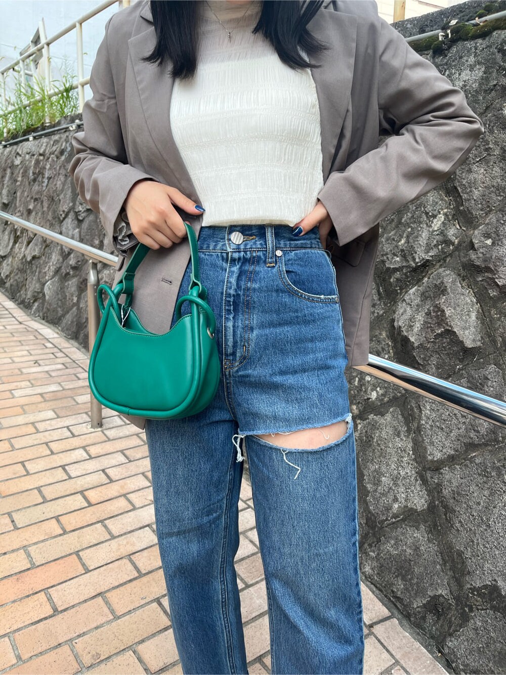 ホワイト系のシャツ/ブラウス、グレー系のテーラードジャケット、ブルー系のデニムパンツを着用したレディースの夏コーディネートの6枚目の写真