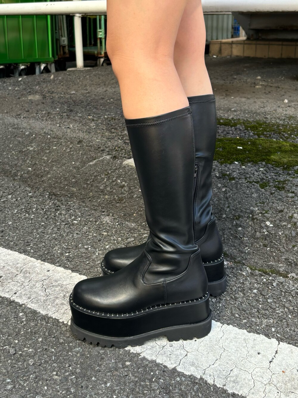 ブラック系のニット/セーター、ブラウン系のテーラードジャケット、ブラウン系のスカートを着用したレディースの秋コーディネートの7枚目の写真