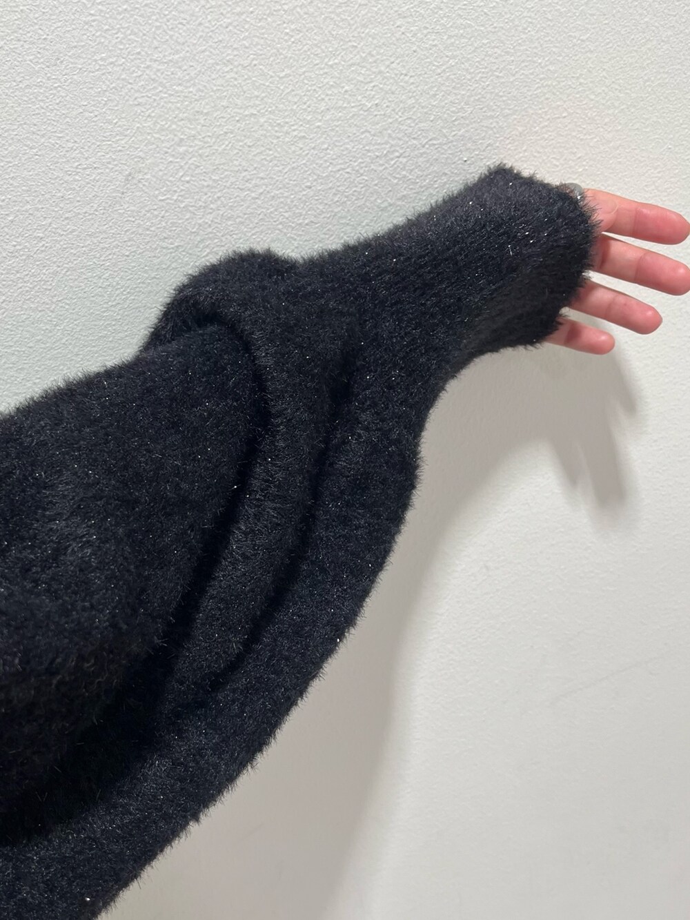 ブラウン系のスカート、ブラック系のニット/セーターを着用したレディースの秋コーディネートの5枚目の写真