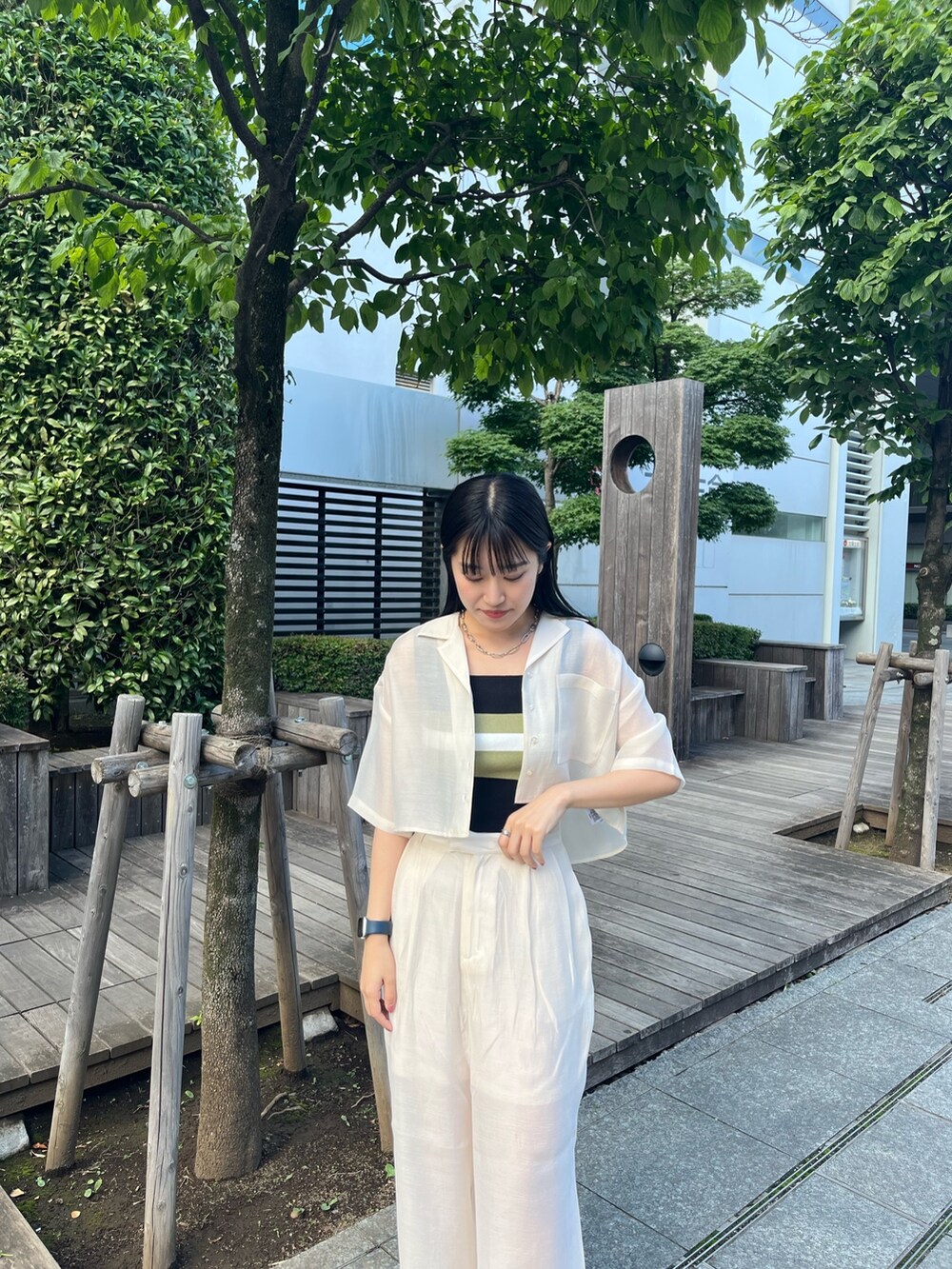 ホワイト系のシャツ/ブラウス、その他のニット/セーター、ホワイト系のその他パンツを着用したレディースの夏コーディネートの6枚目の写真