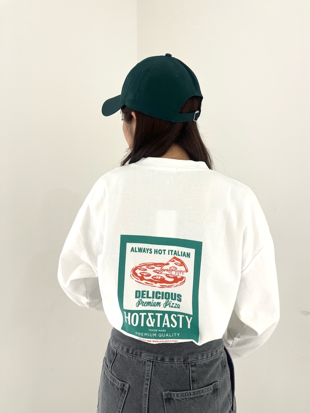 ホワイト系のTシャツ/カットソー、グレー系のスカート、ブラック系のブーツを着用したレディースの冬コーディネートの5枚目の写真