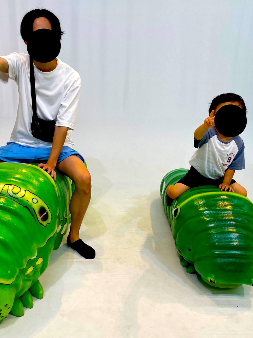 パープル系のTシャツ/カットソー、ブルー系のその他パンツ、ブラック系のスニーカーを着用したメンズの夏コーディネートの2枚目の写真
