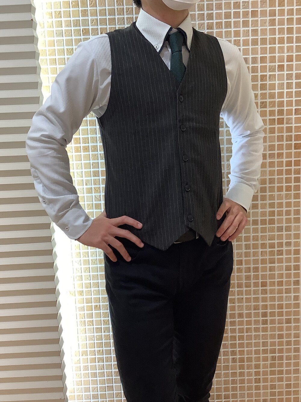 その他のネクタイ、グリーン系のビジネスシャツ、グレー系のベストを着用したメンズの秋コーディネートの2枚目の写真