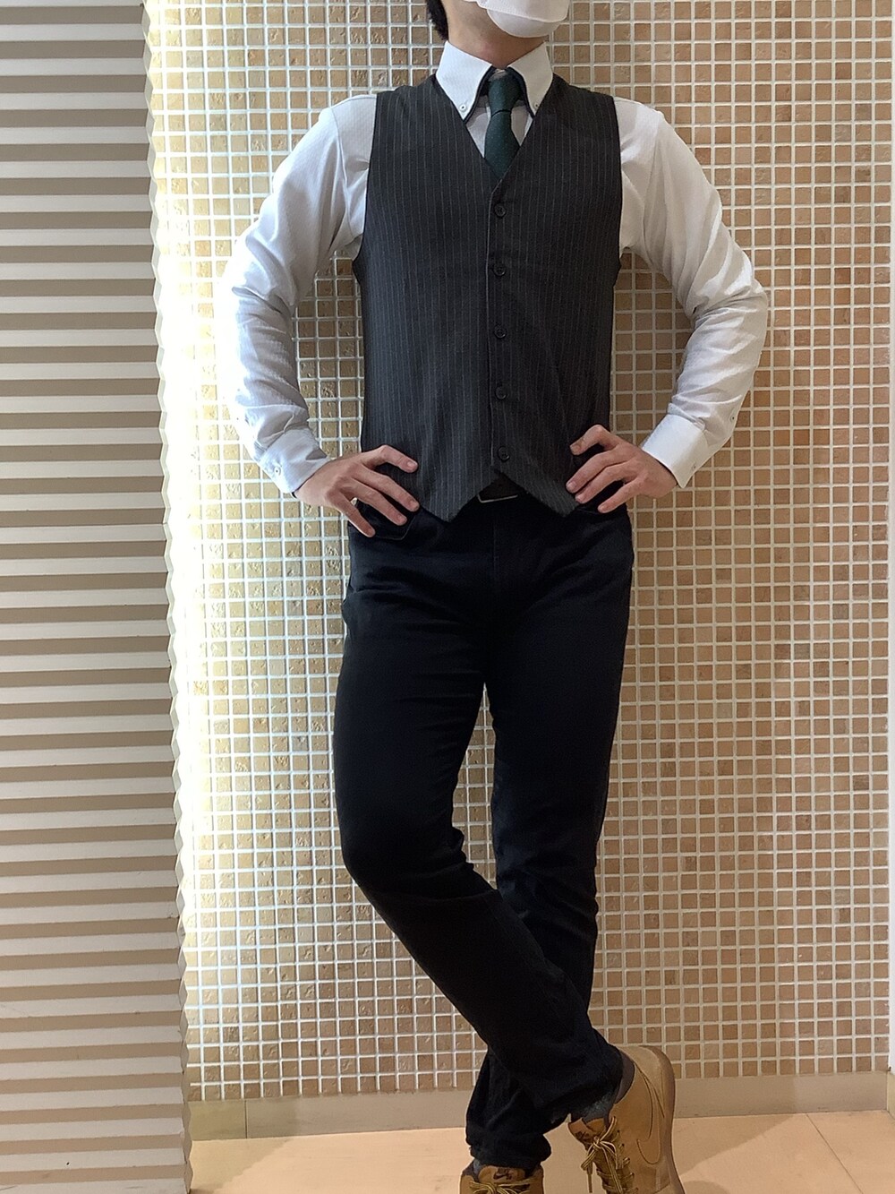 その他のネクタイ、グリーン系のビジネスシャツ、グレー系のベストを着用したメンズの秋コーディネートの3枚目の写真