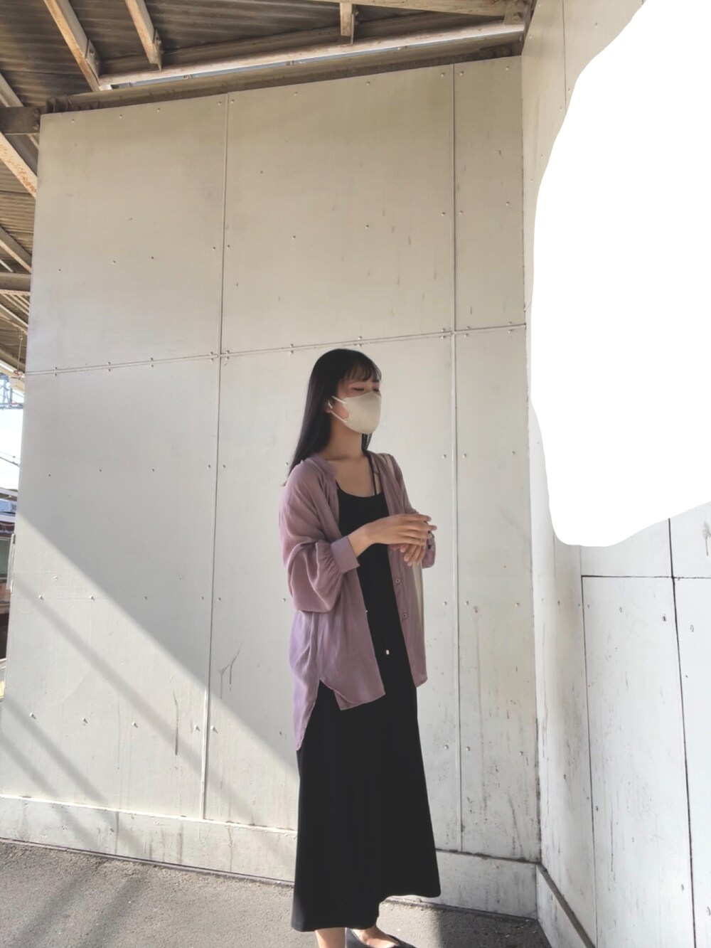 ブラック系のワンピース、ホワイト系のトートバッグ、ピンク系のシャツ/ブラウスを着用したレディースの秋コーディネートの2枚目の写真